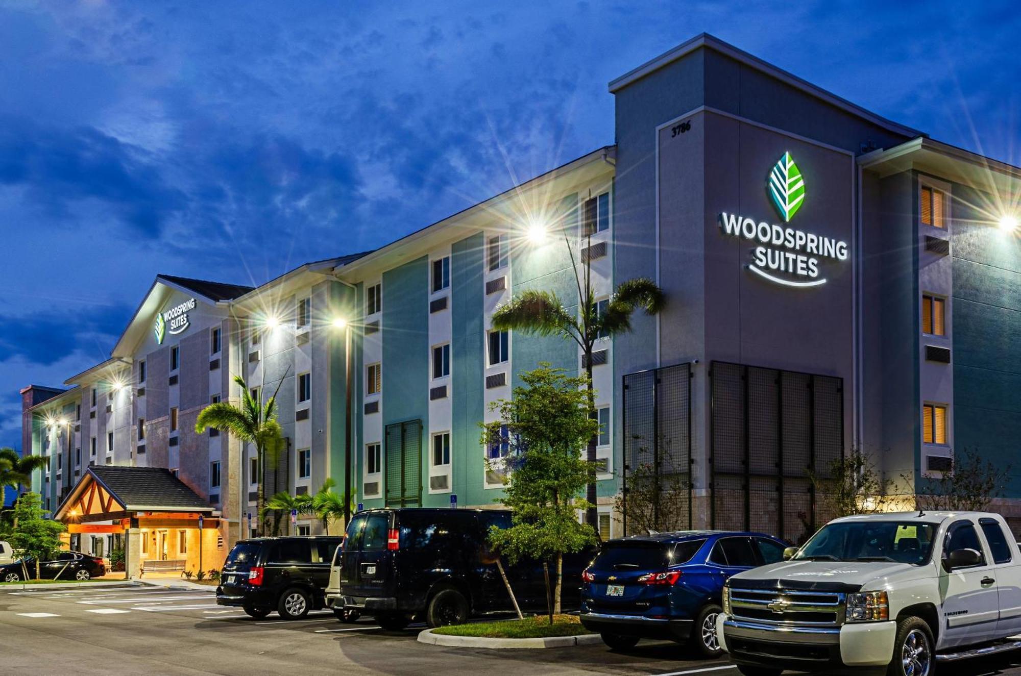 Woodspring Suites Naples Golden Gate 외부 사진