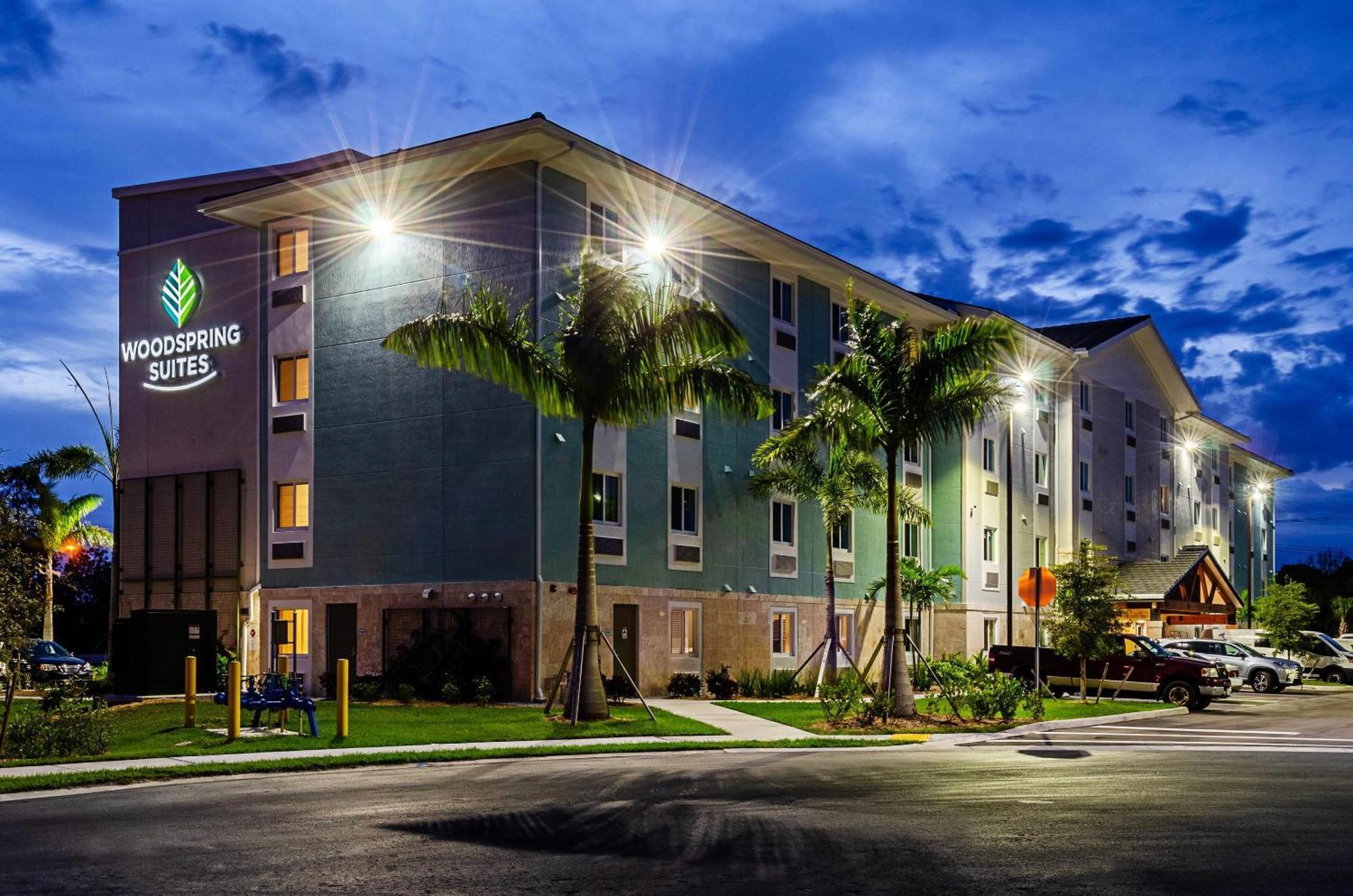 Woodspring Suites Naples Golden Gate 외부 사진