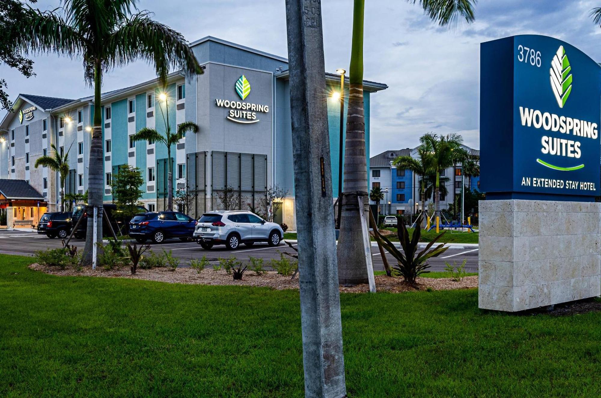 Woodspring Suites Naples Golden Gate 외부 사진