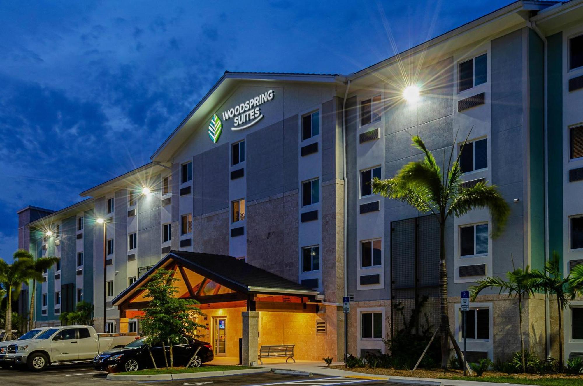 Woodspring Suites Naples Golden Gate 외부 사진