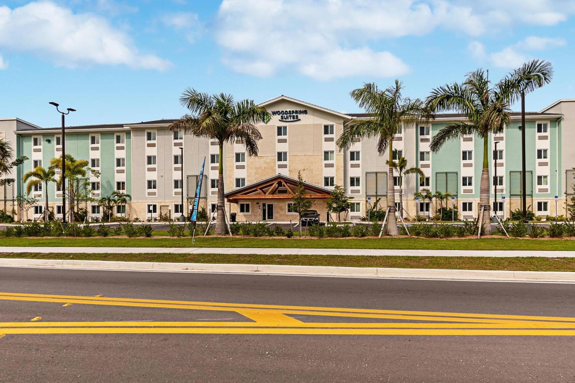 Woodspring Suites Naples Golden Gate 외부 사진